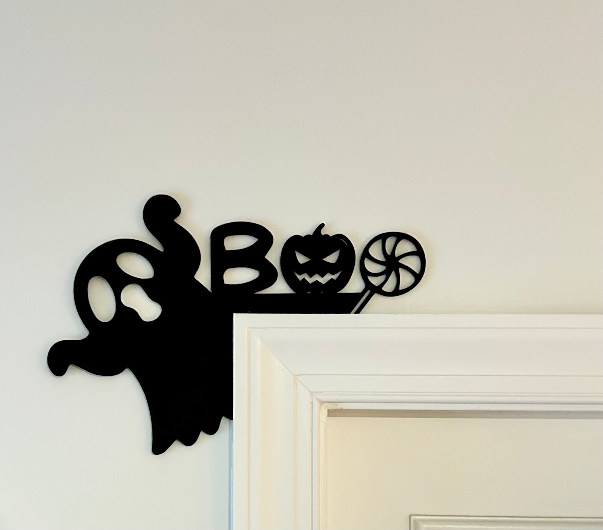 "Boo" halloween trim corner