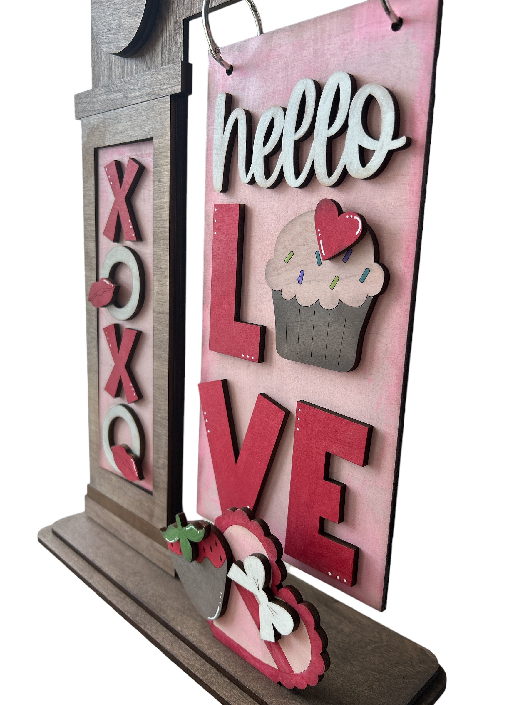 Wood sign post with "Hello Love" sign